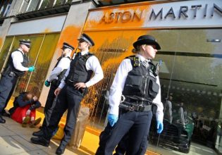 Ακτιβιστές ψέκασαν με πορτοκαλί μπογιά την βιτρίνα της Aston Martin στο Λονδίνο