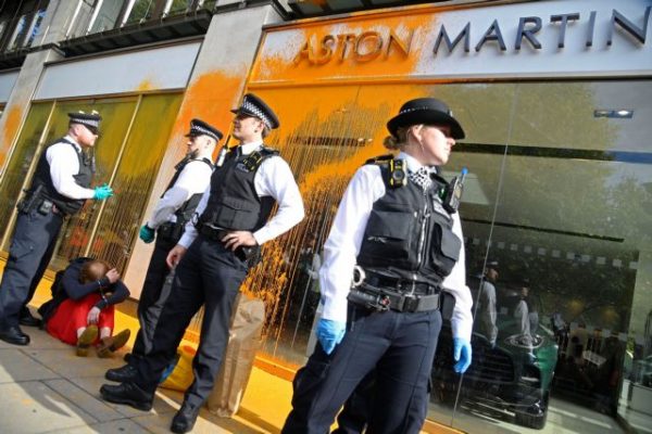 Ακτιβιστές ψέκασαν με πορτοκαλί μπογιά την βιτρίνα της Aston Martin στο Λονδίνο