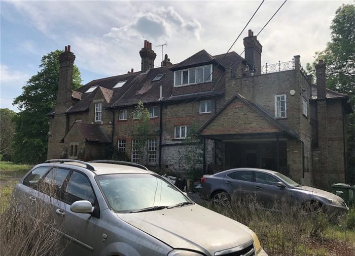 Ιστορία από θρίλερ: Η στοιχειωμένη έπαυλη Έλληνα με τα πολυτελή αυτοκίνητα