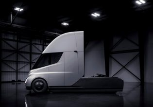 Tesla: Η ηλεκτρική νταλίκα παίρνει μπρος με δύο χρόνια καθυστέρηση