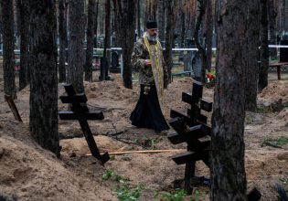 Ουκρανία: Εντοπίστηκε ομαδικός τάφος με 180 πτώματα