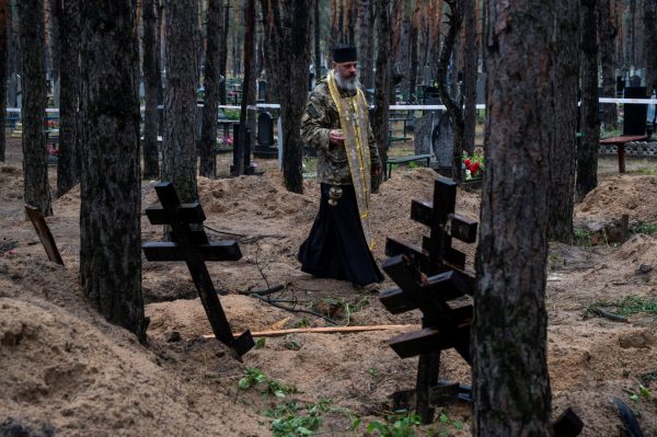 Ουκρανία: Εντοπίστηκε ομαδικός τάφος με 180 πτώματα