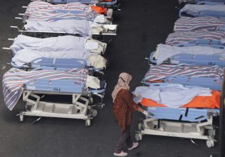 Ινδονησία: Με αίμα βάφτηκε αγώνας ποδοσφαίρου – Οπαδοί ποδοπατήθηκαν μέχρι θανάτου [σκληρές εικόνες]