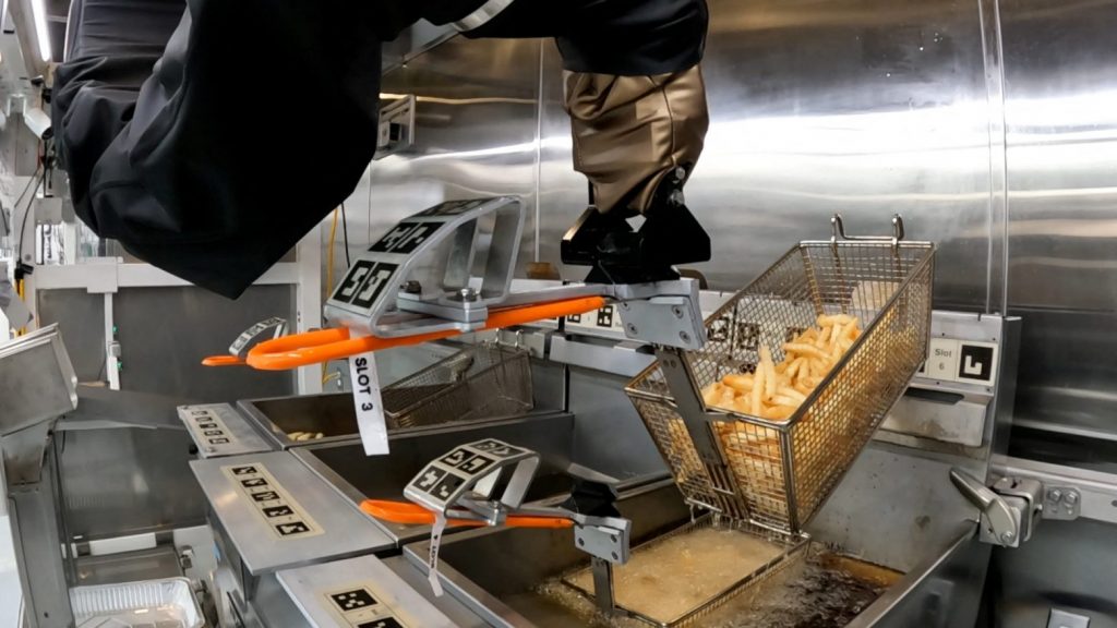 Ρομπότ που ειδικεύεται στα τηγανητά πιάνει δουλειά σε εστιατόρια