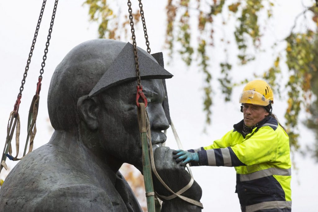 Φινλανδία: «Good bye, Lenin» των Φινλανδών κατά την απομάκρυνση του τελευταίου αγάλματος της ΕΣΣΔ