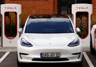 Tesla: Aναταράξεις από την επιβράδυνση της παγκόσμιας οικονομίας