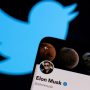 Twitter: Ο Μασκ επιμένει ότι θα αγοράσει την πλατφόρμα, όμως η πλατφόρμα αμφιβάλλει