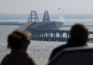 Ανάλυση Guardian: Οι επιπτώσεις της έκρηξης στη γέφυρα της Κριμαία θα φτάσουν μέχρι το Κρεμλίνο
