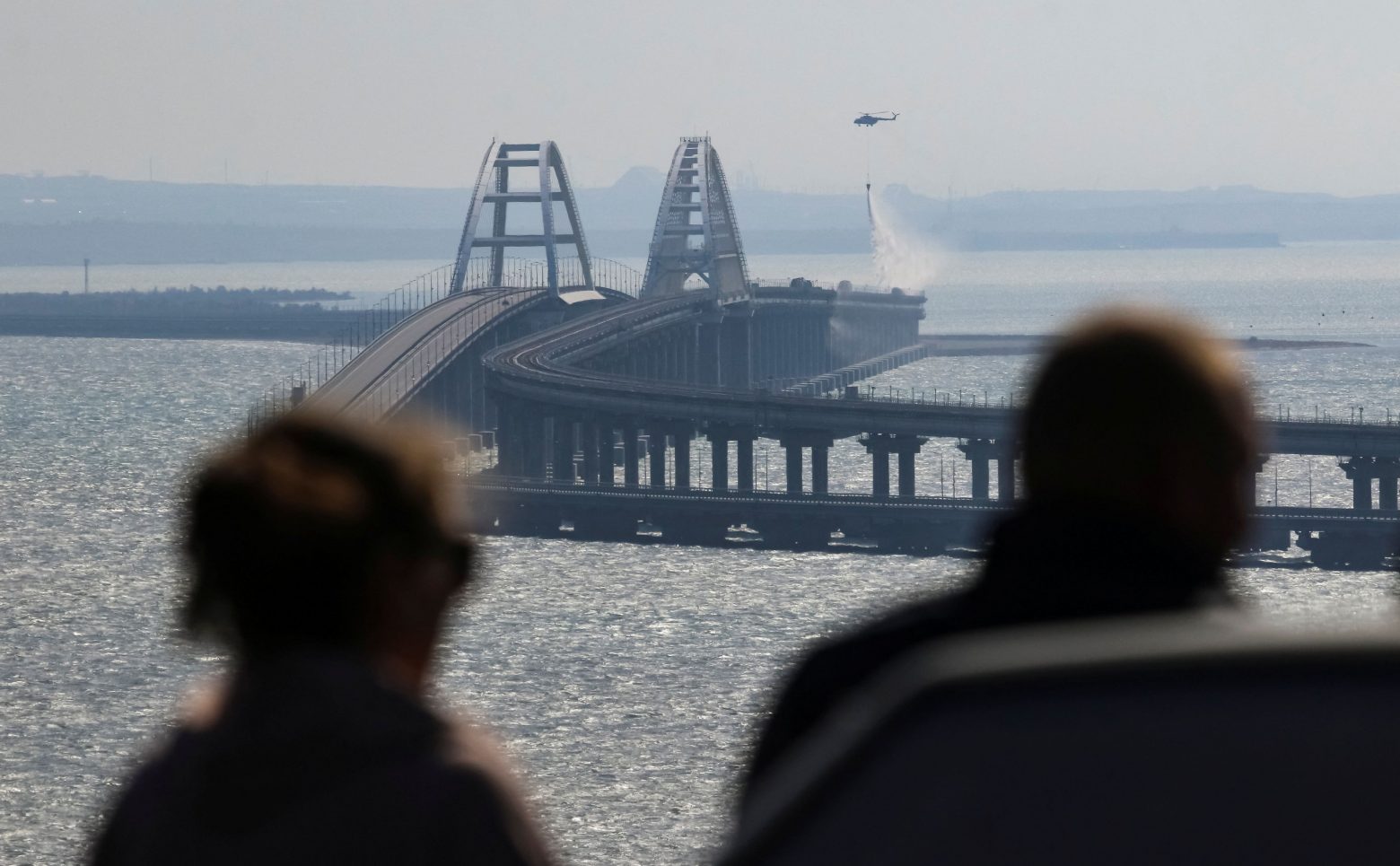Ανάλυση Guardian: Οι επιπτώσεις της έκρηξης στη γέφυρα της Κριμαία θα φτάσουν μέχρι το Κρεμλίνο