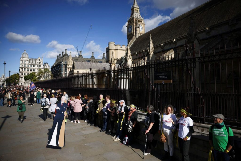 Ασάνζ: Ανθρώπινη αλυσίδα γύρω από το βρετανικό κοινοβούλιο για να μην εκδοθεί στις ΗΠΑ