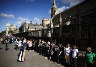 Ασάνζ: Ανθρώπινη αλυσίδα γύρω από το βρετανικό κοινοβούλιο για να μην εκδοθεί στις ΗΠΑ