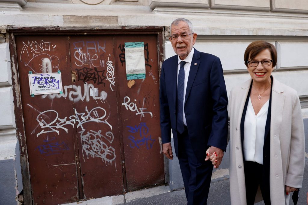 Αυστρία: Ο απερχόμενος πρόεδρος Αλεξάντερ Φαν ντερ Μπέλεν εκλέγεται από τον πρώτο γύρο, σύμφωνα με τα exit poll