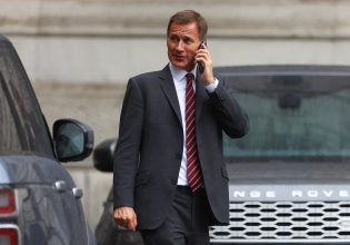 Τζέρεμι Χαντ: Ο νέος πρωθυπουργός έχει ήδη αναλάβει τα καθήκοντά του στην πράξη