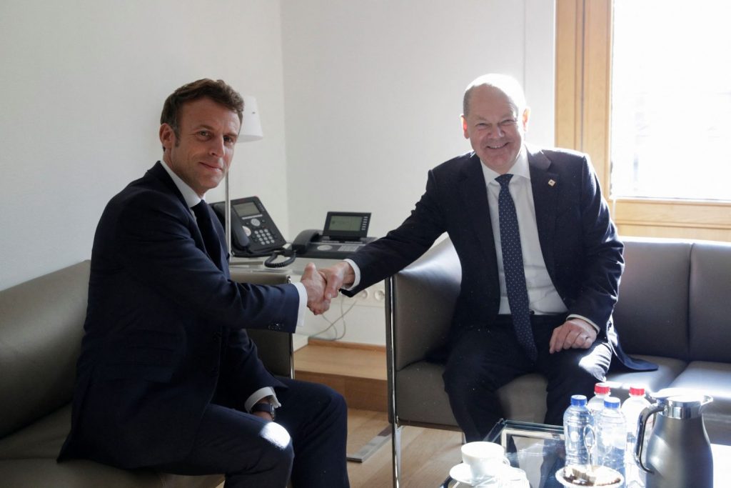 EE: Μακρόν και Σολτς αποπειρώνται να συνεφέρουν τη γαλλογερμανική μηχανή της Ένωσης