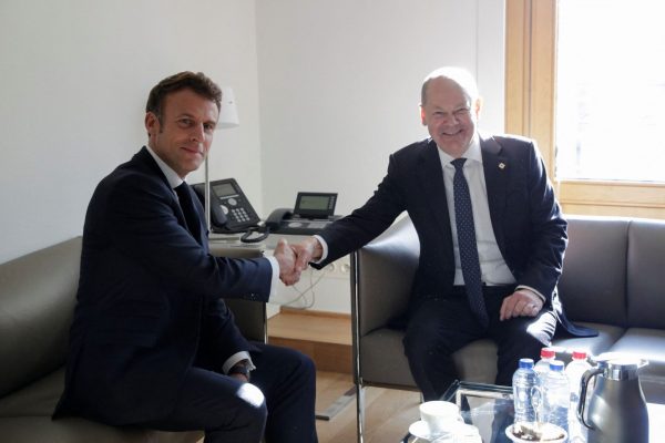 EE: Μακρόν και Σολτς αποπειρώνται να συνεφέρουν τη γαλλογερμανική μηχανή της Ένωσης