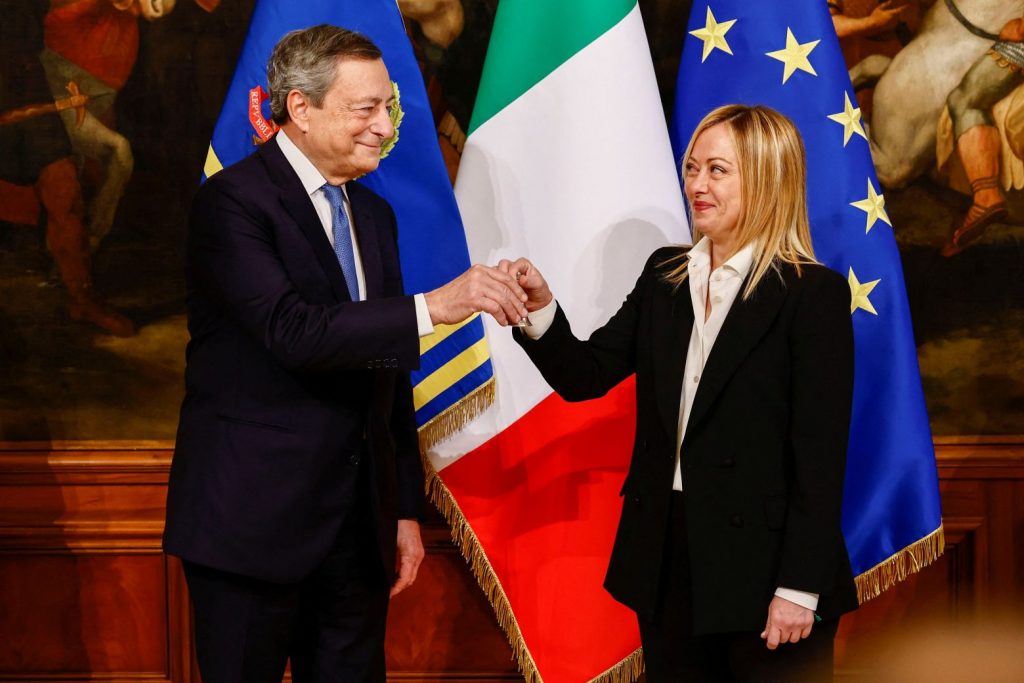 Ιταλία: Ο Ντράγκι έδωσε το «χρυσό καμπανάκι» στη Μελόνι – Πραγματοποιήθηκε η τελετή παράδοσης – παραλαβής