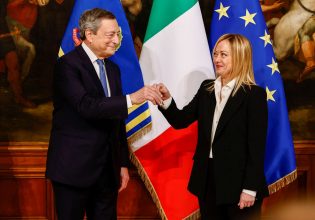 Ιταλία: Ο Ντράγκι έδωσε το «χρυσό καμπανάκι» στη Μελόνι – Πραγματοποιήθηκε η τελετή παράδοσης – παραλαβής