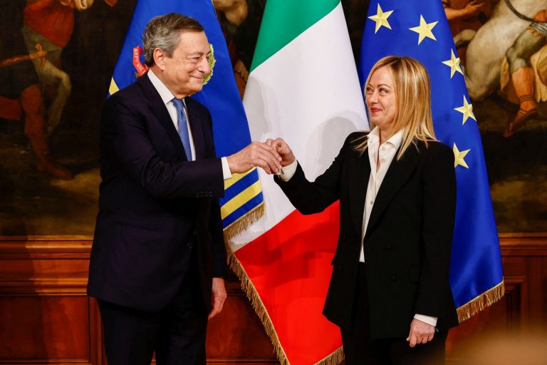 Ιταλία: Ο Ντράγκι έδωσε το «χρυσό καμπανάκι» στη Μελόνι – Πραγματοποιήθηκε η τελετή παράδοσης – παραλαβής