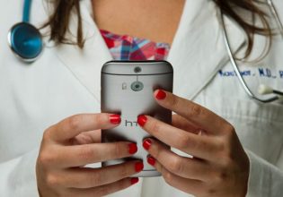 Κοροναϊός και Πάρκινσον: Έξυπνο app επιτρέπει διάγνωση από τη φωνή