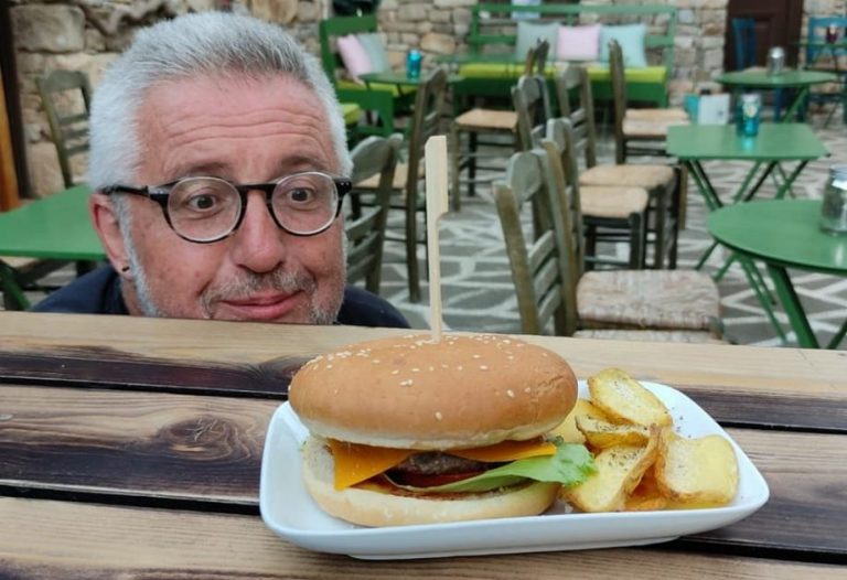 Στάθης Παναγιωτόπουλος: Λουκέτο στο μαγαζί του στην Αλόννησο