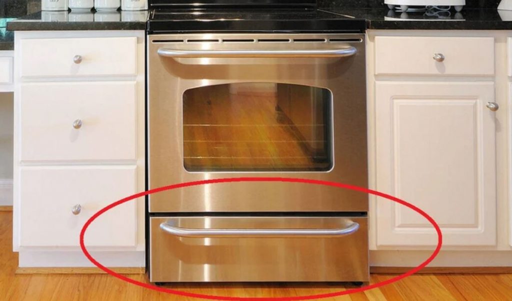 Κι όμως, δεν είναι για να βάζετε ταψιά: Δεν φαντάζεστε σε τι χρησιμεύει το συρτάρι κάτω από τον φούρνο