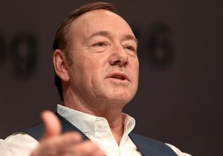 Κέβιν Σπέισι: «Ο πατέρας μου ήταν νεοναζί. Φώναζε στην ιδέα ότι μπορεί να είμαι γκέι»