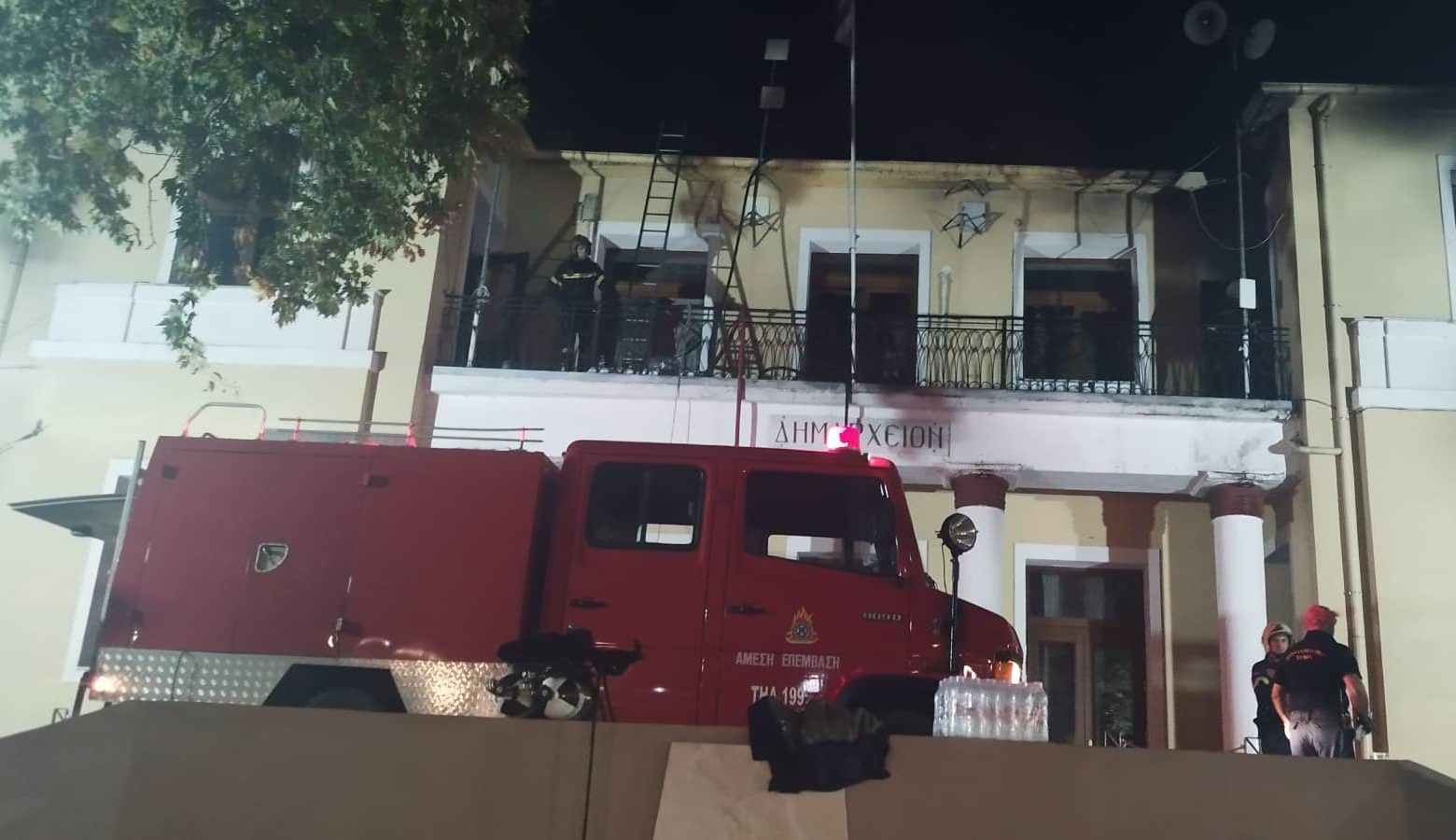 Κοζάνη: Φωτιά στο Δημαρχείο Σερβίων - Παραδόθηκε στις φλόγες το ιστορικό κτίριο