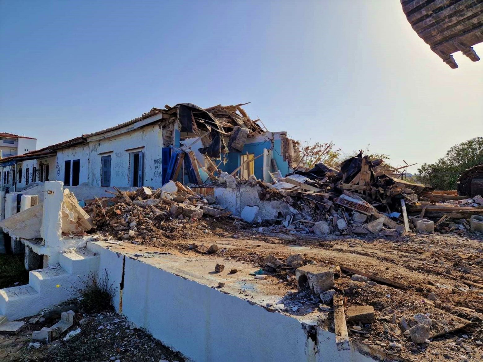 Με κατεδαφίσεις αυθαίρετων κτισμάτων, επεκτείνει τον πεζόδρομο ο Δήμος Κορινθίων