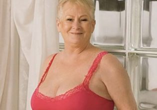 OnlyFans: H 70χρονη που άνοιξε προφίλ για να βοηθήσει τον ανάπηρο γιο της