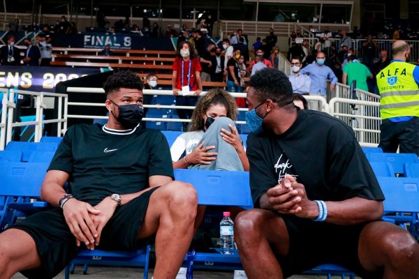 Το έριξαν στον χορό Γιάννης και Θανάσης Αντετοκούνμπο