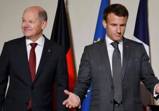 Μακρόν και Σολτς «ξόρκισαν» με χαμόγελα το ρήγμα στον γαλλογερμανικό άξονα