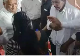 Ινδία: Υπουργός χαστούκισε γυναίκα ενώ του ζητούσε βοήθεια [βίντεο]