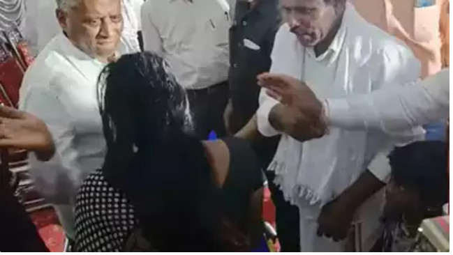 Ινδία: Υπουργός χαστούκισε γυναίκα ενώ του ζητούσε βοήθεια [βίντεο]