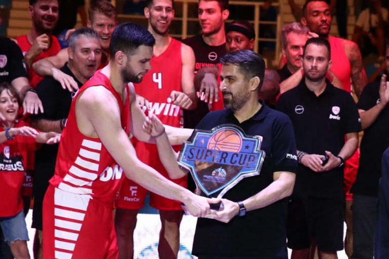 Ο Παπανικολάου κάλεσε τον Χρήστο Μπαφέ να σηκώσει πρώτος το τρόπαιο