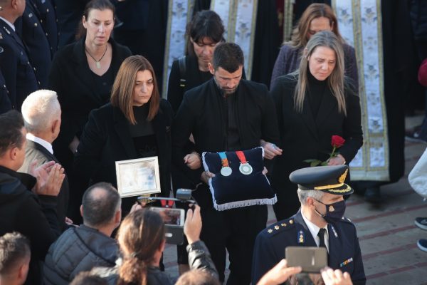 Η ανατριχιαστική στιγμή που ο Μιχάλης Μουρούτσος μεταφέρει τα ολυμπιακά μετάλλια του Αλέξανδρου Νικολαΐδη (pic)