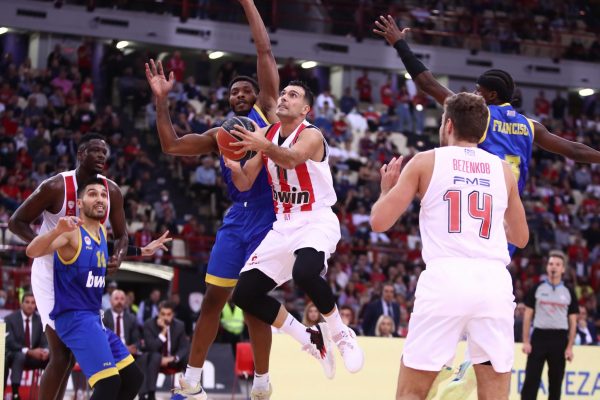 Ολυμπιακός – Περιστέρι 101-79: Showtime στο ΣΕΦ με «καυτό» Σλούκα και αποθέωση Σπανούλη