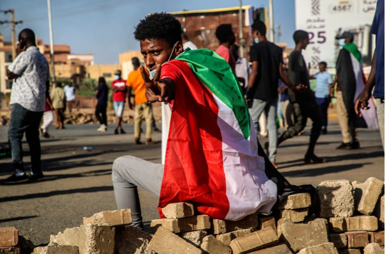 Σουδάν: Στρατιωτικό όχημα παρέσυρε και σκότωσε διαδηλωτή – Ένας χρόνος από το πραξικόπημα
