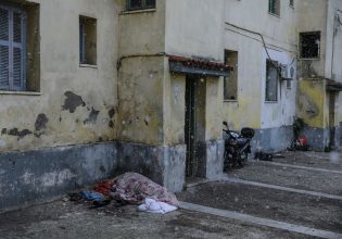 Ομόνοια: Μαχαίρωσαν άστεγο για να τον ληστέψουν