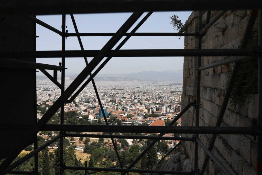 Ακρόπολη: Σε αυτοκτονία αποδίδεται ο θάνατος της γυναίκας που έπεσε από τον λόφο του Αρείου Πάγου