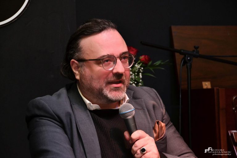 Ο Δημήτρης Μανιάτης παρουσίασε τον «Μπρούντζινο» σε μια ζεστή βραδιά στο Μπαράκι της Διδότου