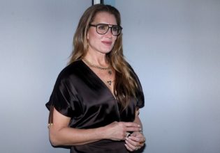 Με υπέροχο σατέν φόρεμα στην Ελλάδα η Μπρουκ Σιλντς – Η εντυπωσιακή εμφάνιση στα 57 της [Εικόνες]