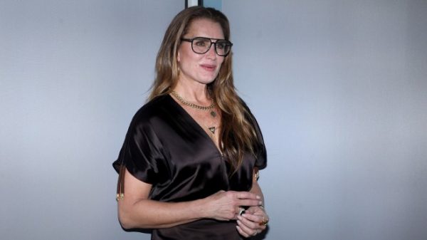 Με υπέροχο σατέν φόρεμα στην Ελλάδα η Μπρουκ Σιλντς – Η εντυπωσιακή εμφάνιση στα 57 της [Εικόνες]