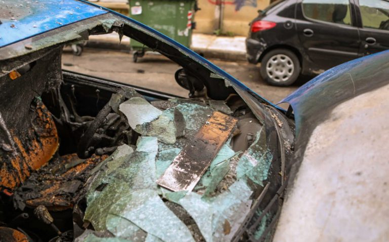 Εύβοια: Βίντεο ντοκουμέντο από τη φωτιά σε βανάκι και τις εκρήξεις έξω από αντιπροσωπεία αυτοκινήτων