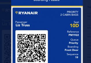 Βρετανία: Η Ryanair «τρολάρει» την Λιζ Τρας – Της έβγαλε εισιτήριο για όποιον προορισμό θέλει