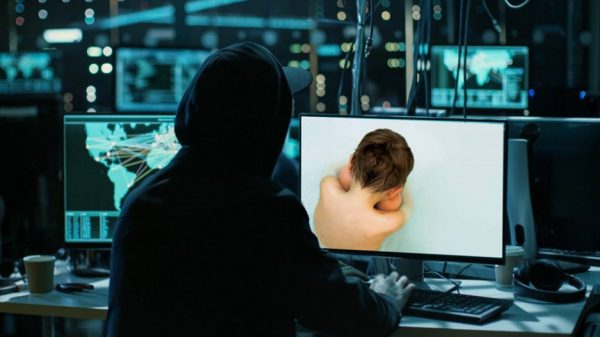 Αποκάλυψη MEGA: Ο Ηλίας Μίχος κατηγορείται για διακίνηση παιδικού πορνογραφικού υλικού