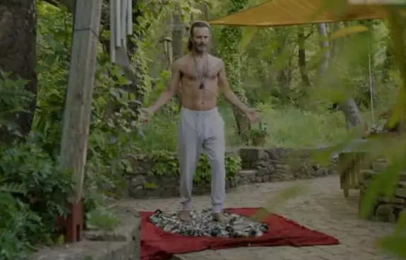 Θανάσης Ευθυμιάδης: Περπατά πάνω σε σπασμένα γυαλιά – «Μην το δοκιμάσετε μόνοι σας»