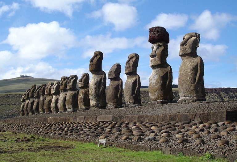 Νησί του Πάσχα: Εμπρηστής προκάλεσε ανεπανόρθωτες φθορές στα εμβληματικά αγάλματα