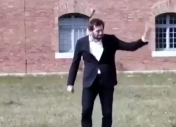 Ηθοποιός μιμείται ηγέτες κρατών και… τρελαίνει το διαδίκτυο