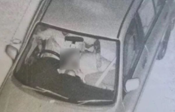 Αδιανόητη εικόνα! Η κάμερα του δρόμου τους τσάκωσε σε… περίεργη στάση