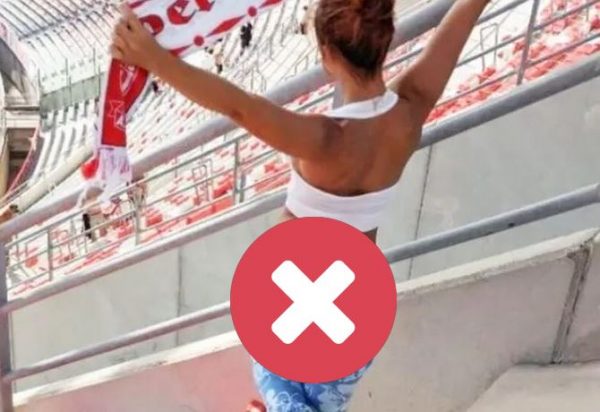 Κινδυνεύει με πρόστιμο οπαδός που φωτογραφίζεται στο γήπεδο με… κατεβασμένο παντελόνι